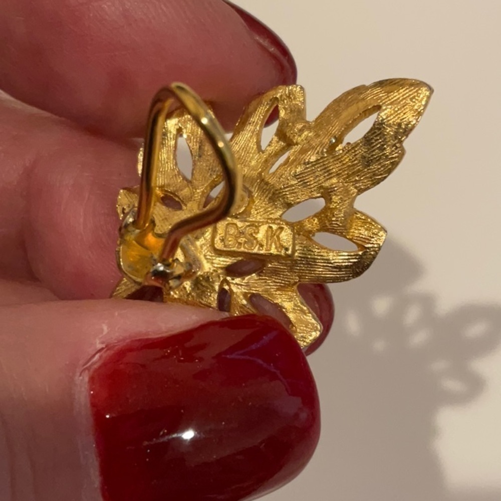 Vintage shiny gold leaf clip earrings. Marked “B.S.K.” - Picture 6 of 6